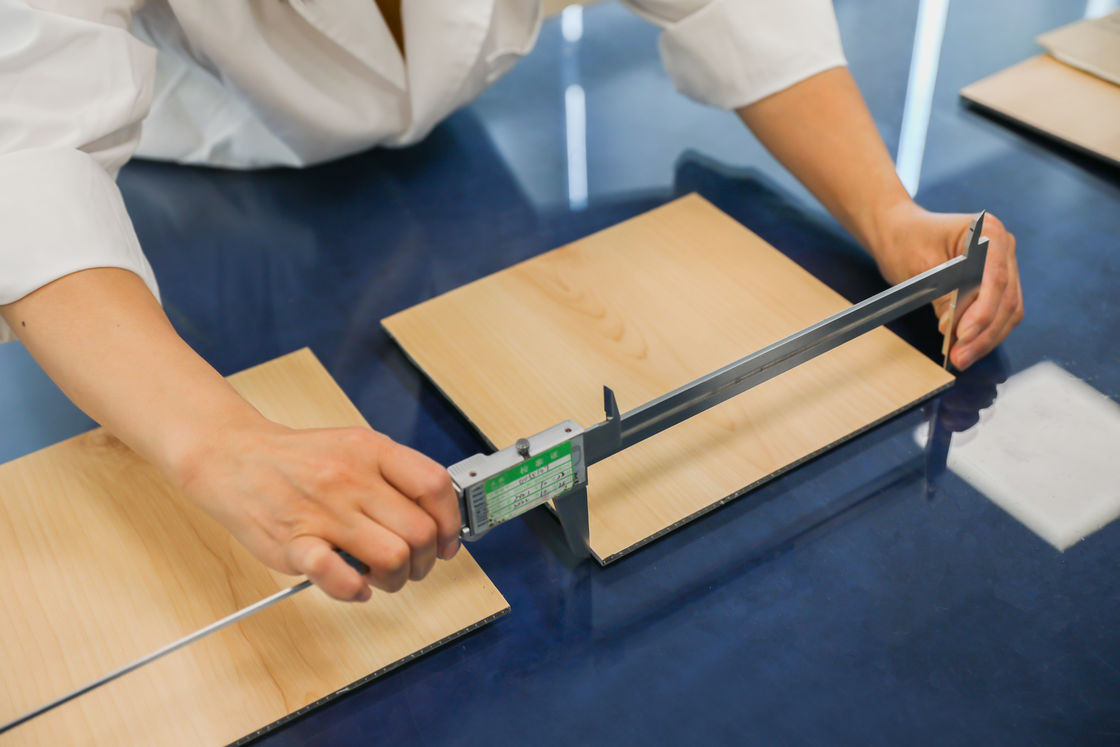 목재 텍스처 실내 장식 4mm 5mm 6mm PVC SPC 클릭 잠금 비닐 그래픽 디자인 유럽 내국 사무실