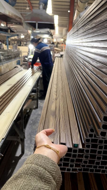 SONSILL UTO Wpc PVC 장식 내부 벽 덮개 플라스틱 클래싱 WPC 나무 벽 패널