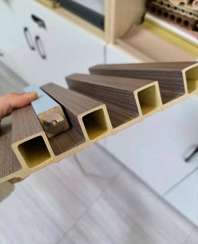 PVC 3D 플루트 장식 람프린 나무 복합 내부 플루트 패널 Wpc 벽 패널 클레이딩 화재 보호 고객 요구