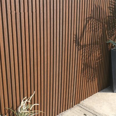 방음장치가 된 주거 현대 내부 WPC 벽판지 야외 피복재